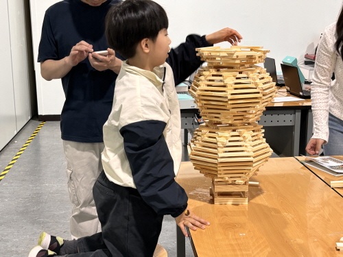 그림입니다.

원본 그림의 이름: [크기변환]KakaoTalk_20250503_163039459_01.jpg

원본 그림의 크기: 가로 500pixel, 세로 375pixel

사진 찍은 날짜: 2025년 05월 03일 오후 2:32

카메라 제조 업체 : Apple

카메라 모델 : iPhone 15

프로그램 이름 : 18.4.1

F-스톱 : 1.6

노출 시간 : 1/60초

ISO 감도 : 100

노출 모드 : 자동

35mm 초점 거리 : 51

