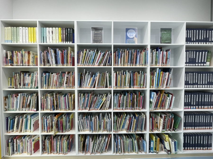 장애인 서가.jpg