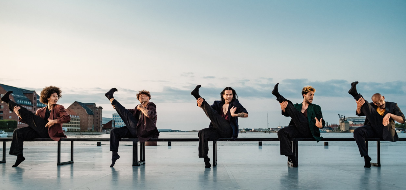 사람 다섯명 춤 추는 이미지